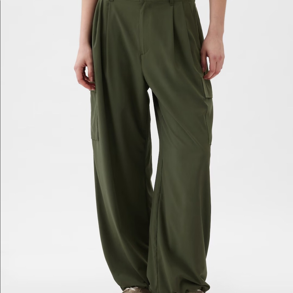 Women’s Gapfit, dark green. Soft, stretch woven lightweight trousers. Size XS